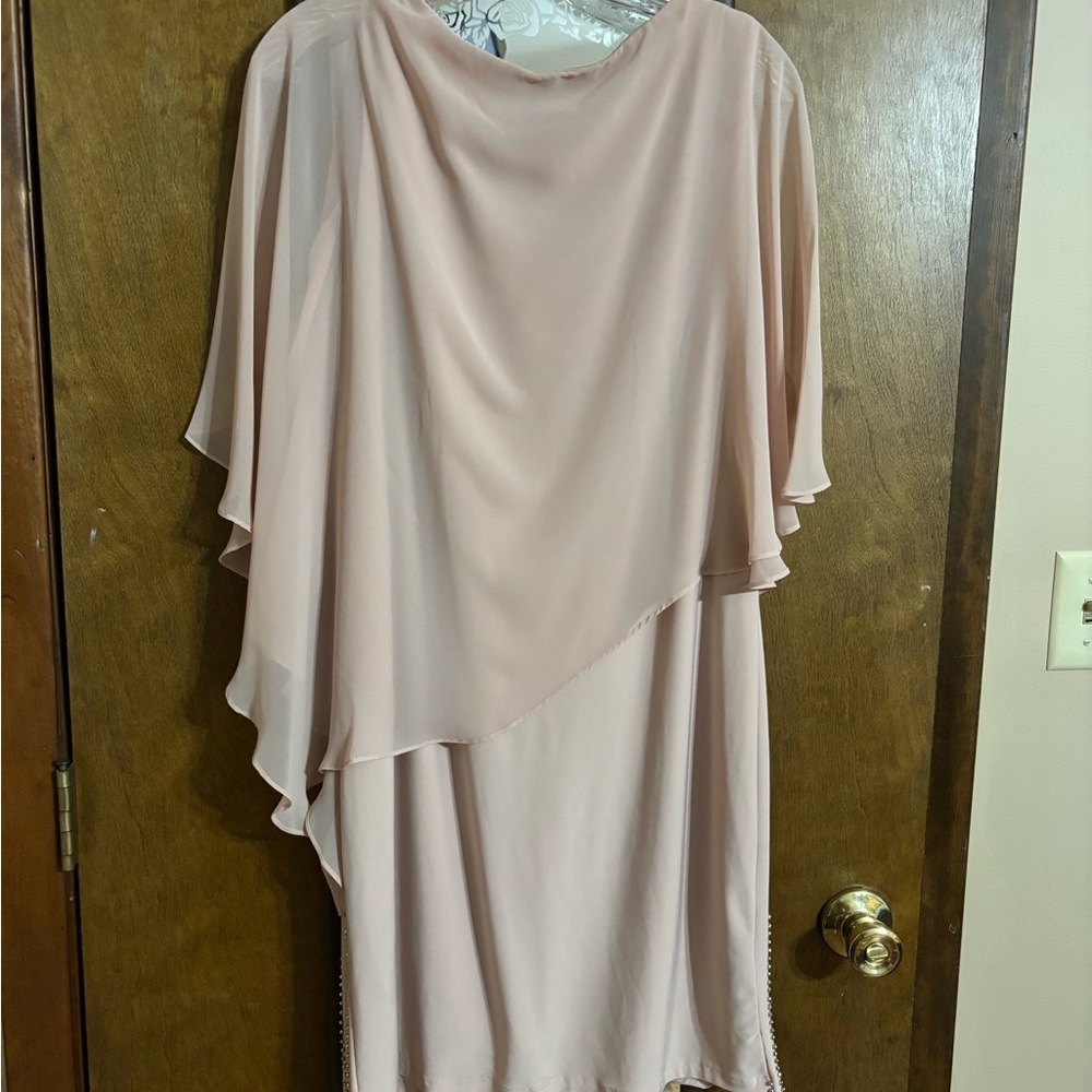 Peach mother’s of bride’s dress